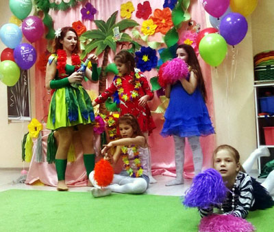 Гавайская вечеринка в развивающем клубе Шелковые детки