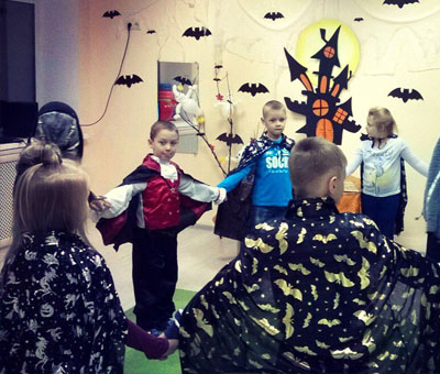 Вечеринка по случаю Хэллоуина в развивающем клубе Шелковые детки