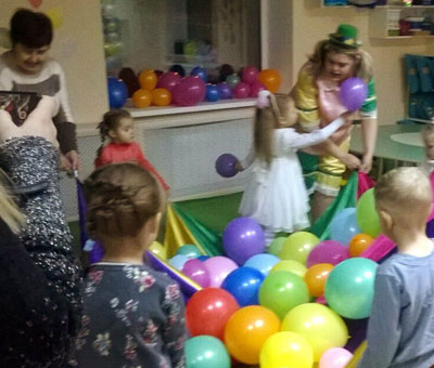 Праздник воздушных шаров в развивающем клубе Шелковые детки