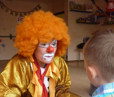 День рождения с весёлым клоуном в детском развивающем клубе Шелковые детки