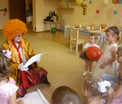 День рождения с весёлым клоуном в детском клубе Шелковые детки