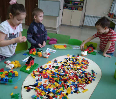 Lego-конструирование в развивающем клубе Шелковые детки