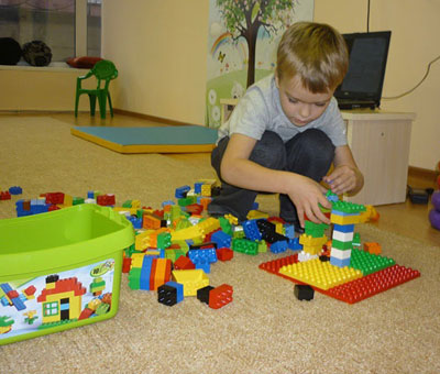 Lego-конструирование в клубе Шелковые детки