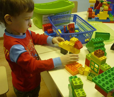 Lego-конструирование в развивающем клубе Шелковые детки