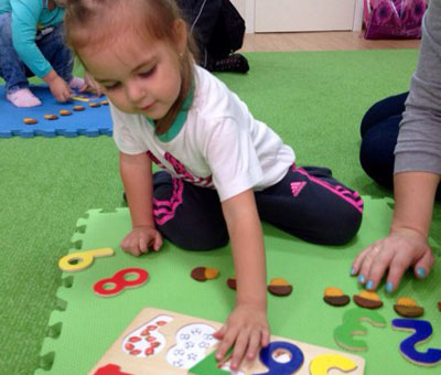Развивающие занятия для детей от 3 до 5 лет в детском развивающем клубе Шелковые детки